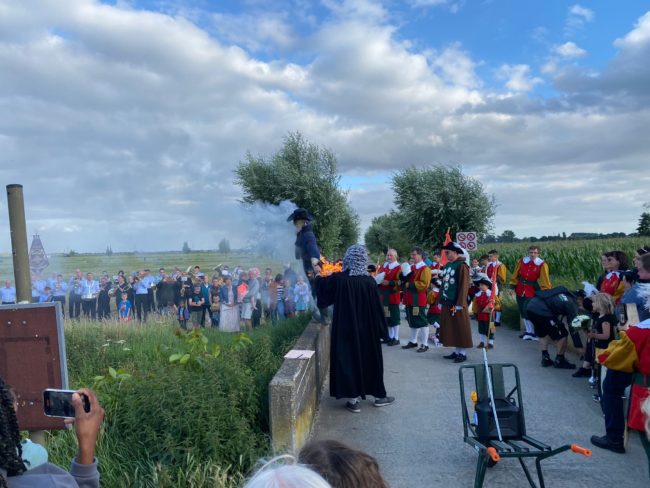 Pop verbranden en in sloot gooien