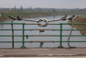 De knoop op de pater Sangersbrug. Bron- Nieuwsblad