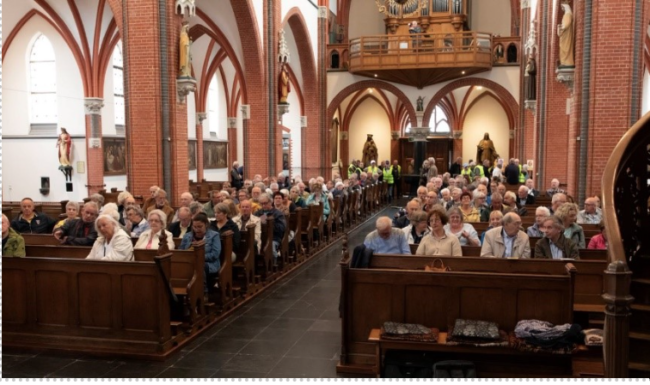 Een goed gevulde Sint-Martinus kerk met bezoekers aan Gluren bij de buren