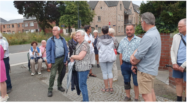 Een deel van groep 4 in afwachting van een verteller.