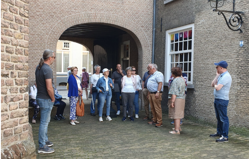 Toegangspoort Begijnhof met deelnemers en gids Suijkerbuijk