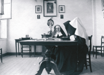 Zusters ursulinen in Weert rond 1878 Foto uit collectie Erfgoed Kloosterleven