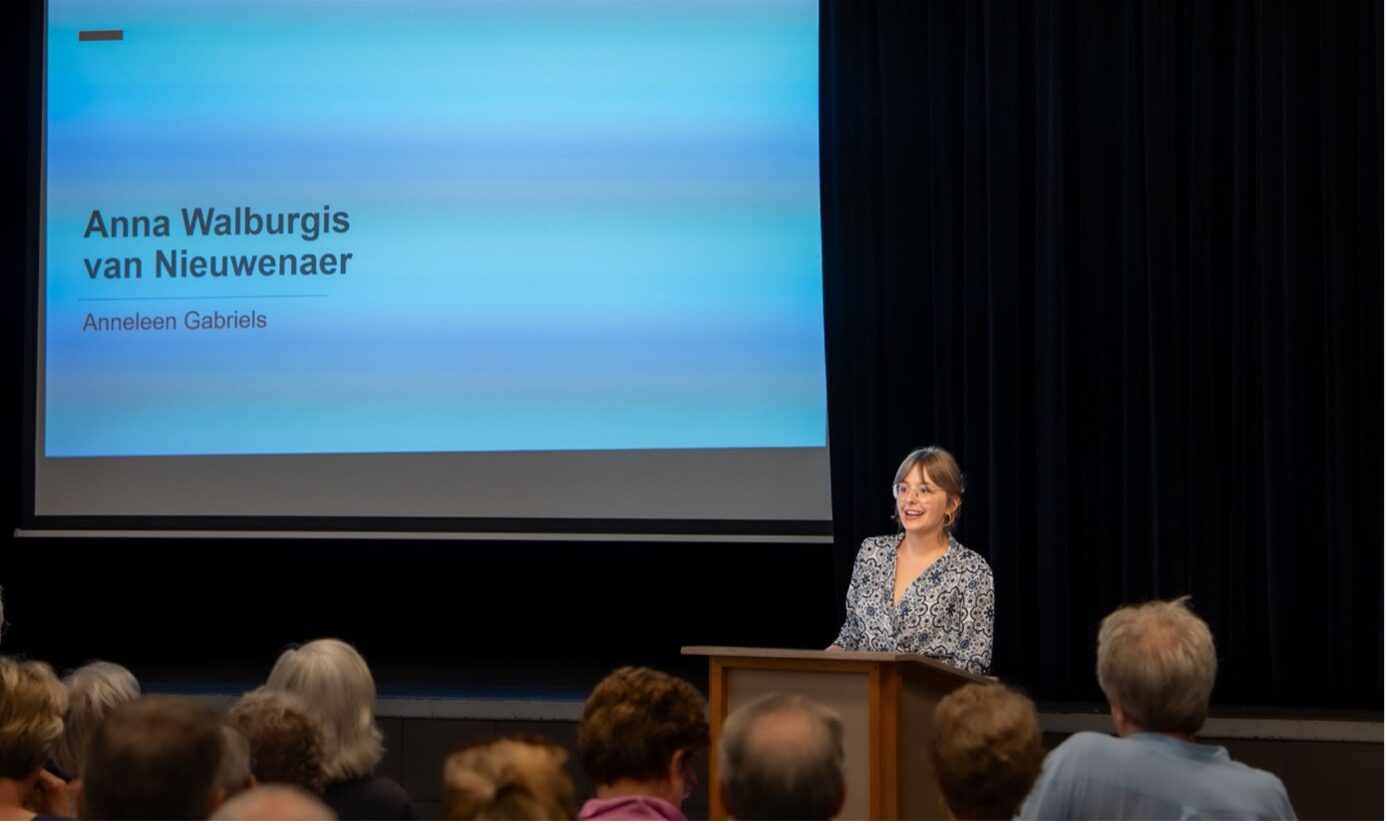 Anneleen Gabriels tijdens het symposium De kat van huis en de duivel op het kussen – graaf Filips de Montmorency en zijn powervrouwen op 22 augustus 2024 in Bocholt