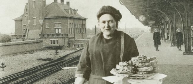 Antje van de Statie op station_historische foto