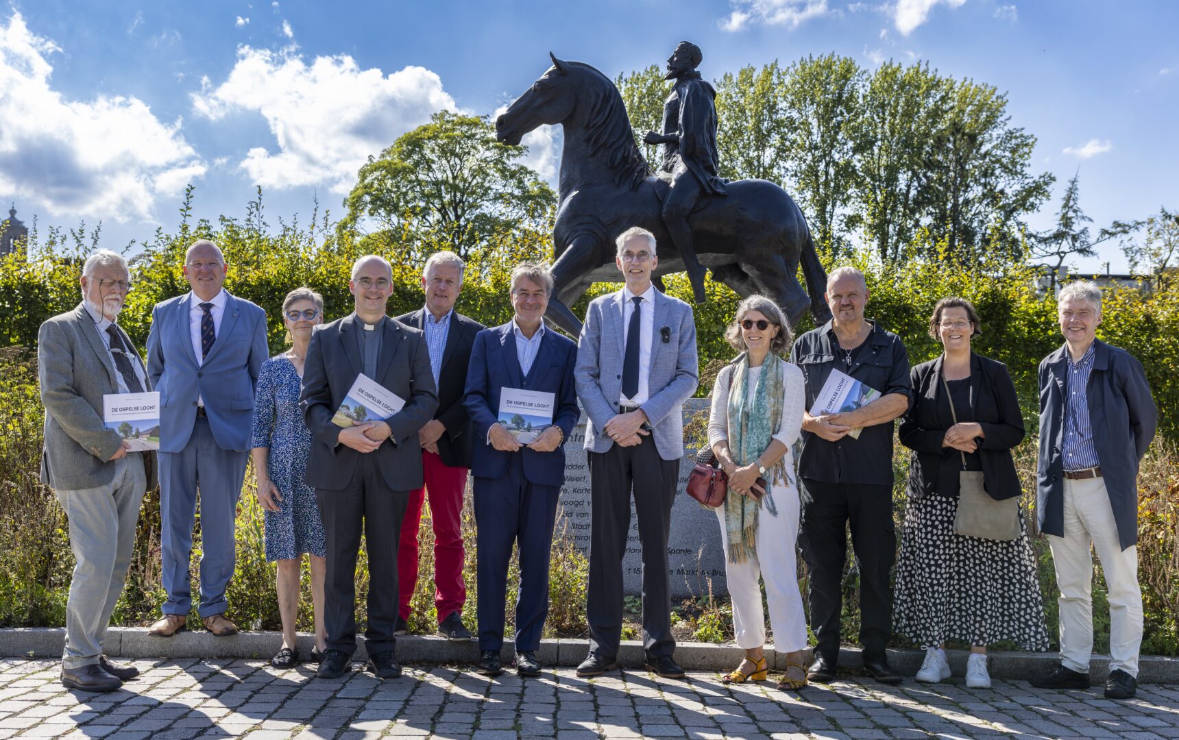 Presentatie boek DE OSPELSE LOCHT_groepsfoto in stadspark Weert