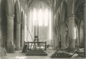 Foto van de guillotine opgeslagen in het voormalig stadsmagazijn in de Dominicanenkerk te Maastricht. Foto: Beeldbank Historisch Centrum Limburg. Fotocollectie GAM 21134