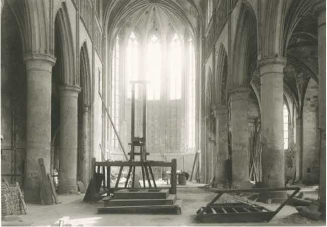 Foto van de guillotine opgeslagen in het voormalig stadsmagazijn in de Dominicanenkerk te Maastricht. Foto: Beeldbank Historisch Centrum Limburg. Fotocollectie GAM 21134