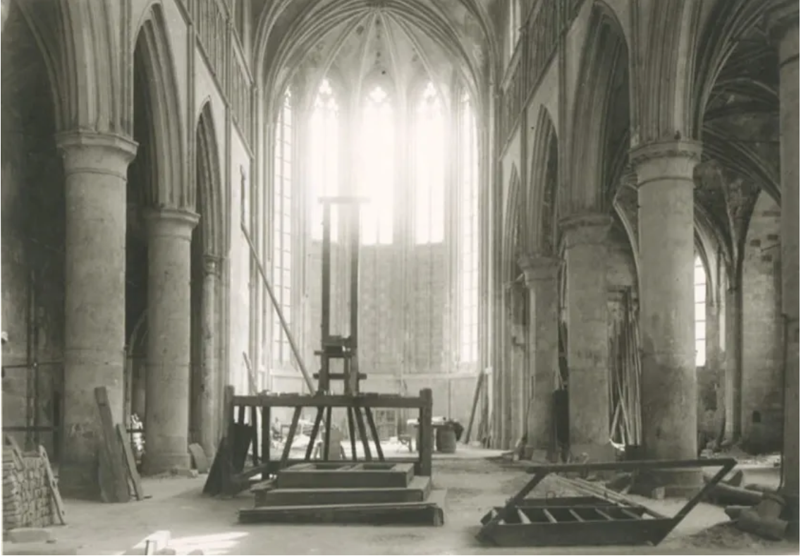 Foto van de guillotine opgeslagen in het voormalig stadsmagazijn in de Dominicanenkerk te Maastricht. Foto: Beeldbank Historisch Centrum Limburg. Fotocollectie GAM 21134