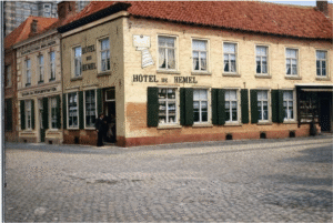 Ingekleurde foto van hotel De Hemel, hoek Markt-Maasstraat. Originele bron: Weert is veranderd