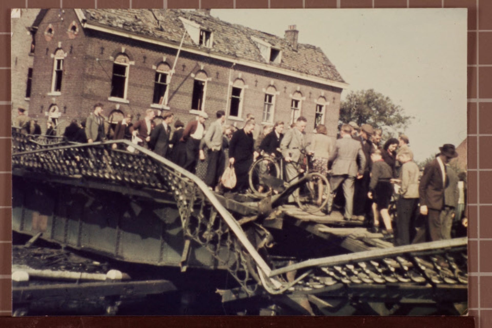 ALB.43.11 22 sept 1944 Burgers uit Weert steken heen en weer de brug over
