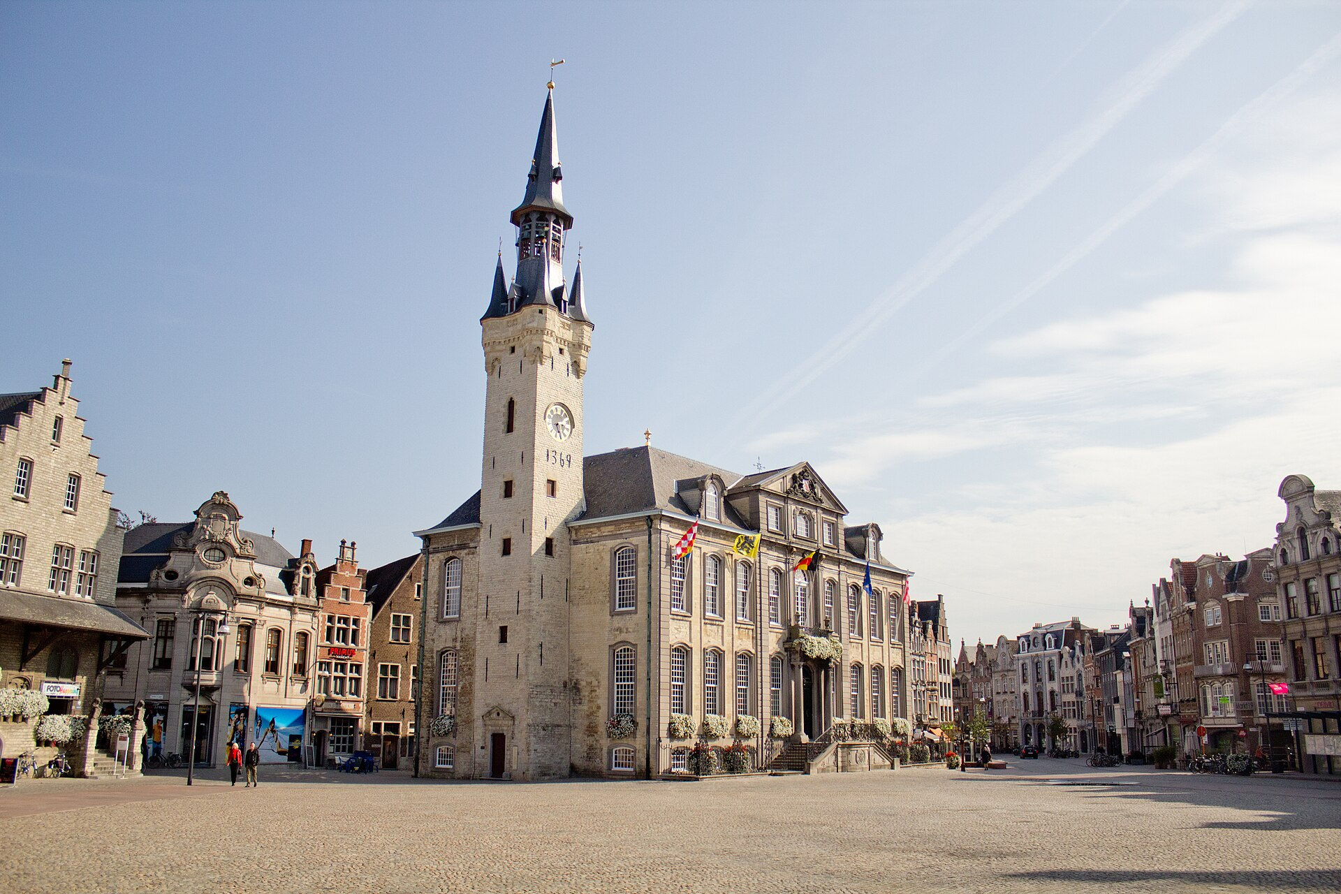 De Grote Markt met het stadhuis en het Belfort.